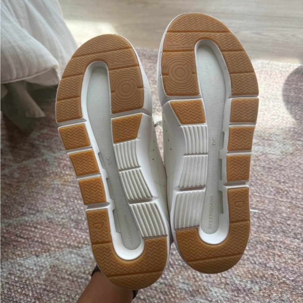 Roger ON Cloud Women’s Sneaker. Brand new. Size 8. - Picture 2 of 3